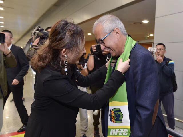 男人舔美女尿口