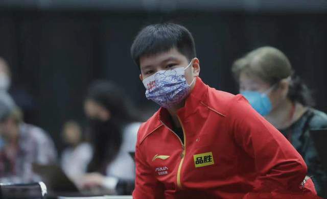 男女打扑克